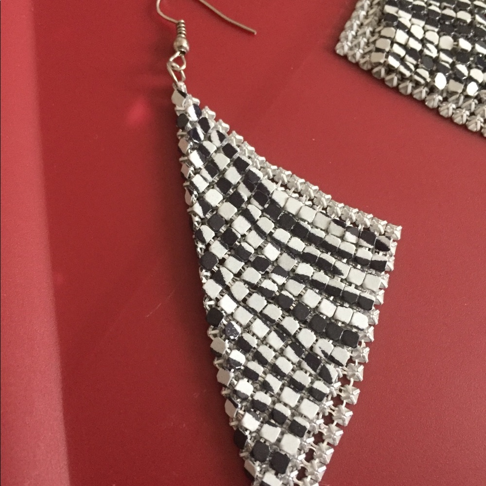 π¦ Zebra Dangle Earrings - Picture 2 of 6